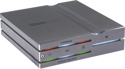 iFi Audio LAN iPurifier Pro strømforsyning, perspektivvisning, gråt kabinet, inskriptioner "SilentPower", "STANDARD", "GbE", "OPTICAL ISOLATED", røde, blå, grønne lysindikatorer, tænd/sluk-knap