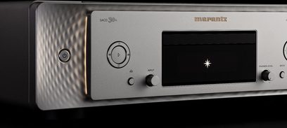 Marantz SACD 30n CD-spiller i sølv, gull og svart, nærbildet forfra, med frontpanel med skjerm, knapper og CD-spor