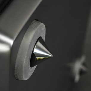 Schwarzer Hochglanz-Subwoofer Dynamo 10, glänzender konischer Metallfuß auf einer matten kreisförmigen Basis befestigt