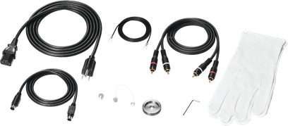 Topview af tilbehør til Audio Technica AT-LPA2 hi-fi pladespiller: sorte plastkabler (IEC-strømkabel, guldbelagte RCA-lydkabler, jordledning), ekstra strømkabel, grå clips, lille sølvfarvet vægt og puck i metal, unbrakonøgle, hvide stofhandsker