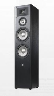 JBL Studio 290 sort søjlehøjttaler, set forfra, 3 runde højttalere placeret lodret på den matte sorte frontpanel