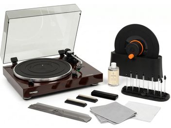 Mørkebrun Thorens-pladespiller med gennemsigtigt låg, pladevaskemaskine og vedligeholdelsestilbehør