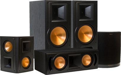 Sada sloupových reproduktorů Klipsch RB-81 MKII černá, obsahující 5 kompaktních reproduktorů a 2 sloupové reproduktory z tmavého dřeva