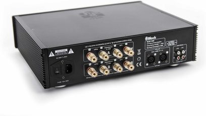 Amplificateur de puissance Block A-200 noir en métal, vue arrière trois-quarts, avec ailettes de refroidissement latérales, borniers haut-parleur dorés, prises XLR et RCA, interrupteur et entrée secteur
