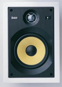 Bowers & Wilkins CWM 650 indbygget højttaler, frontvisning, rektangulær sort gitter, gylden højttaler i midten
