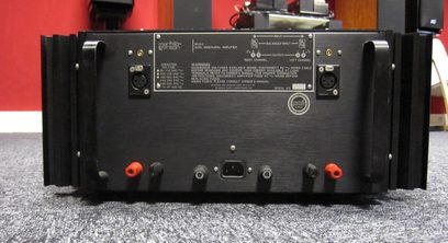 Mark Levinson No.23.5 dual mono-forstærker, frontvisning, sort front med røde knapper og stik, nærbillede