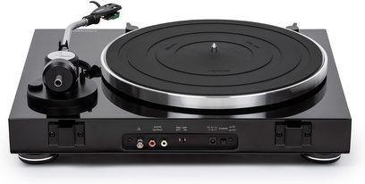 Gramofonová deska Thorens TD 204 A v černém laku, pohled zepředu, raménko s kazetou, talíř, tlačítka a konektory