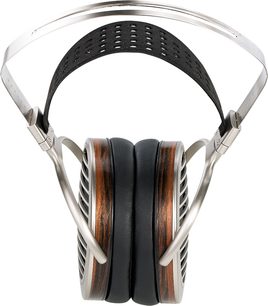 Cască hi-fi deschisă Hifiman Susvara, ramă și cupe argintii, pernuțe și cablu maro, vedere frontală ușor înclinată