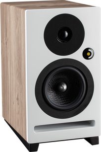 Reproduktor Davis Acoustics Krypton 3 Nordik bílý, pohled ze šikmého úhlu, přední strana se dvěma černými kruhovými reproduktory, obdélníkový basový port dole, světlé dřevěné boční strany, černá základna