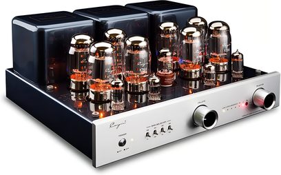 Cayin CS-100A EL34 sort integreret stereo rørforstærker, metalchassis og frontpanel i børstet aluminium, set fra trekvart forfra, udstyret med tre bageste transformatorblokke, en række glødende glasrør med kromhætter og to store runde knapper med indikatorlys