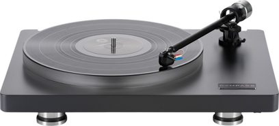 ClearAudio Compass siyah yüksek kaliteli vinil plak çalar, hafif eğimli ön görüntü, mat siyah dikdörtgen metal taban, silindirik gümüş renkli ayaklar, koyu renkli dairesel plak ve siyah düz okuma kolu, ön sağ köşede Compass rozeti görünür