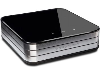 Electrocompaniet RENA SA-2, vista en ángulo, carcasa rectangular, superficie negra brillante, lados metálicos, botones táctiles