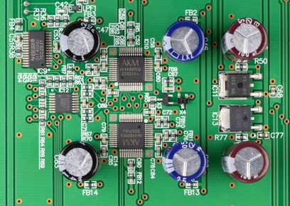 Scheda elettronica verde, componenti in metallo e plastica, vista dall'alto, sintonizzatore Accuphase T-1300, chip AKM e condensatori