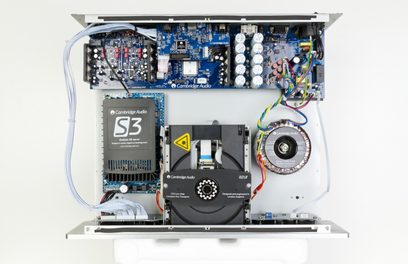 Cambridge Audio Azur 851C sort CD-afspiller, indvendigt syn af elektroniske komponenter, printplader, toroidaltransformer