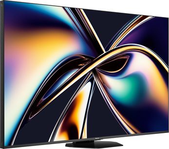 Hisense 65U8Q -teräväpiirtotelevisio, musta, ohuella tumman metallisella kehyksellä ja mustalla trapetsinmuotoisella keskijalustalla, vasemmalta kolmesta neljäsosasta kuvattuna, näytöllä monivärinen abstrakti kuvio