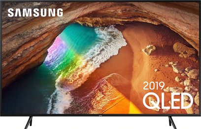 Samsung QLED QE55Q60R 55" TV viser en grotte med okerfarvede vægge, som et lysende regnbue strækker sig igennem