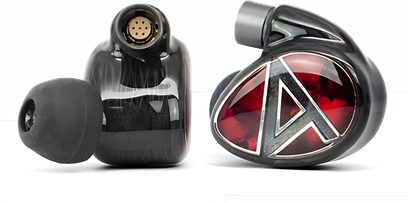 Černá intraaurální sluchátka Astell&Kern Layla AION, pohled zepředu a z profilu, průsvitné červené nástavce