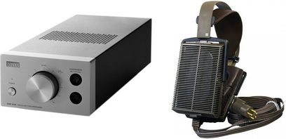Stříbrný audio zesilovač STAX SRM-353X a otevřená sluchátka STAX SR-407 v černé barvě, pohled z tříčtvrtečního úhlu zepředu