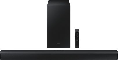 Matsorte Samsung HW-B450/ZF soundbar, frontvisning, med subwoofer og fjernbetjening, på hvid baggrund
