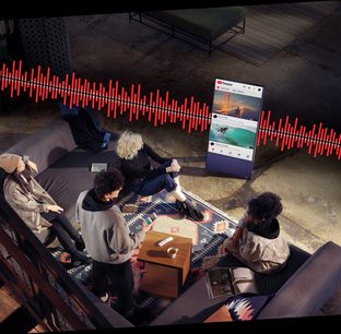 Samsung The Sero QE43LS05T-tv i lodret position på fod, skærm der viser et grafisk brugergrænseflade, set fra 3/4 bagfra