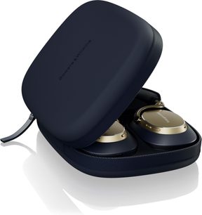 Bowers & Wilkins Px8 S2 hi-fi-hovedtelefoner i midnatsblå i sit åbne hårde etui, blå og gyldne ørekopper