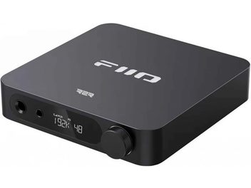 Μαύρος προενισχυτής ακουστικών FiiO K11 R2R με μπροστινή οθόνη, υποδοχές ακουστικών και κουμπί έντασης σε τρισδιάστατη λήψη