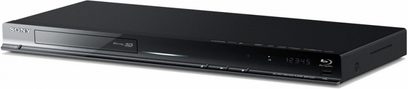 Sony BDP-S480 sort Blu-ray-afspiller, set forfra, aflang rektangulær form, blank frontpanel med knapper og display