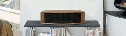 Trådløs tilsluttet JBL L75MS højttaler i valnød, valnøddefinition, set forfra, placeret på en hvid hylde med bøger