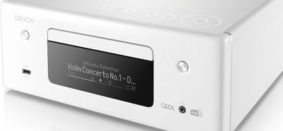 Hi-fi systém Denon RCD-N11DAB bílý, pohled zepředu, zobrazení "Violin Concerto No.1 - D...", USB a sluchátkový port