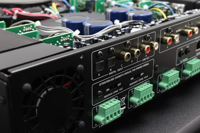 Rotel C8+ többcsatornás erősítő fekete színben. Hátsó panel, audio csatlakozók és vezérlők. Közeli felvétel