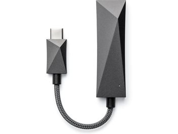 Astell&Kern AK HC3 fekete hordozható audiokonverter, előlről és oldalról látható, fekete fonott kábellel csatlakoztatva