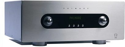 Primare SP32 sølvfarvet lydforstærker, set forfra, med blåt digitalt display, 4 knapper og 2 drejeknapper på forsiden