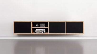 Dulap audio-video de perete Clic Classic Series Model 24 din lemn deschis, panouri negre, nișă centrală deschisă, vedere din față