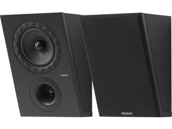 Dolby Atmos skaļruņi Elipson Prestige Facet II 6ATM, matēti melni trapecveida korpusi, skats no trīs ceturtdaļām priekšpuses, redzams vidējo un zemo frekvenču skaļrunis ar fasetētu apmali, apaļš tvītera skaņas izkliedētājs un otrs skaļrunis ar noņemamu akustisko režģi.