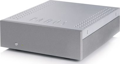 Vysoko-verný výkonový zosilňovač Pathos AmpliD striebornej farby, obdĺžnikové puzdro s metalickou sivou farbou, perforovaná predná časť, gombíky a kontrolky