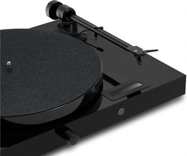 Hi-fi platespiller Pro-Ject Juke Box E1, delvis vinklet visning, svart sirkulært tallerken, svart tonearm, roterende knapp