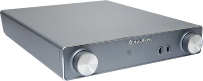 Convertitore DAC Nuprime AMG DAC argento, chassis in metallo argentato, due manopole e due levette sul frontale, vista 3/4 anteriore