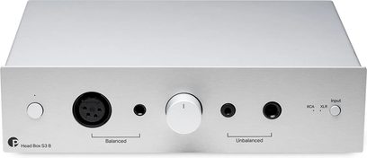 Підсилювач для навушників Pro-Ject Head Box S3 B сріблястого кольору, вигляд спереду з центральною ручкою та симетричними й асиметричними виходами для навушників