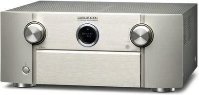 Marantz SR7013 Silber-Gold Heimkino-Verstärker, Frontansicht, 2 Drehregler und 1 blaues Display in der Mitte, rechteckige silberne Frontblende