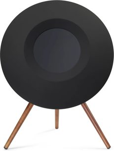 Černý chytrý reproduktor Block OPUS S, kulatý s centrálním diskem a třemi hnědými šikmými nožkami, pohled zepředu