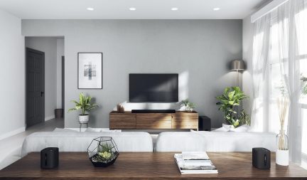 Modernt vardagsrum med vit soffa, träTV-möbel, gröna växter, TV, svart dörr och stora fönster