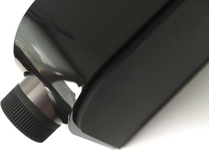 NAD D3020 sort hi-fi stereoforstærker, nærbillede af bagsiden i perspektiv, lydstik og tænd/sluk-knap