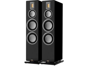 Coppia di diffusori da pavimento AudioVector QR7 SE con cabinet in legno laccato nero lucido, vista di tre quarti anteriore, dotati di tweeter a nastro rettangolare dorato, tre altoparlanti circolari con bordo grigio e base con punte
