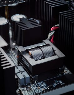 Primare A35.8 sort effektforstærker, nærbillede af indersiden der viser de elektroniske komponenter og kabling
