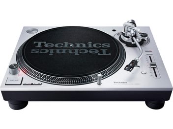 Widok z góry na hi-fi gramofon Technics SL-1200MK7EG, czarna tarcza, srebrna obudowa, prosta ramię tonowe