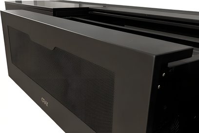 Nábytek pro ultra krátkoohniskový projektor Oray série 2 v černé barvě, přední mřížovaná čelní strana, pohled šikmo