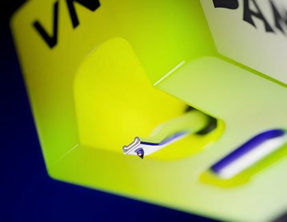 Plan macro al unei vârfuri metalice argintii cu inserție violet, pe o placă din plastic galben fluorescent perforată