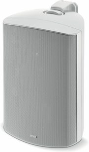 Zewnętrzny głośnik Focal 100 OD8 w kolorze białym, obudowa z matowego tworzywa z wypukłą, perforowaną metalową kratką oraz górnym mocowaniem, widok z trzech czwartych z przodu