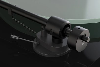 Hi-fi platespiller Pro-Ject T1 EVO BT med svart tonearm, sylindrisk motvekt og grønn, gjennomsiktig glassplate