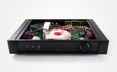 Ampli hi-fi stereo Rega Elicit MK5 černý, pohled zepředu s otevřeným krytem odhalujícím tištěné spoje a vnitřní součástky